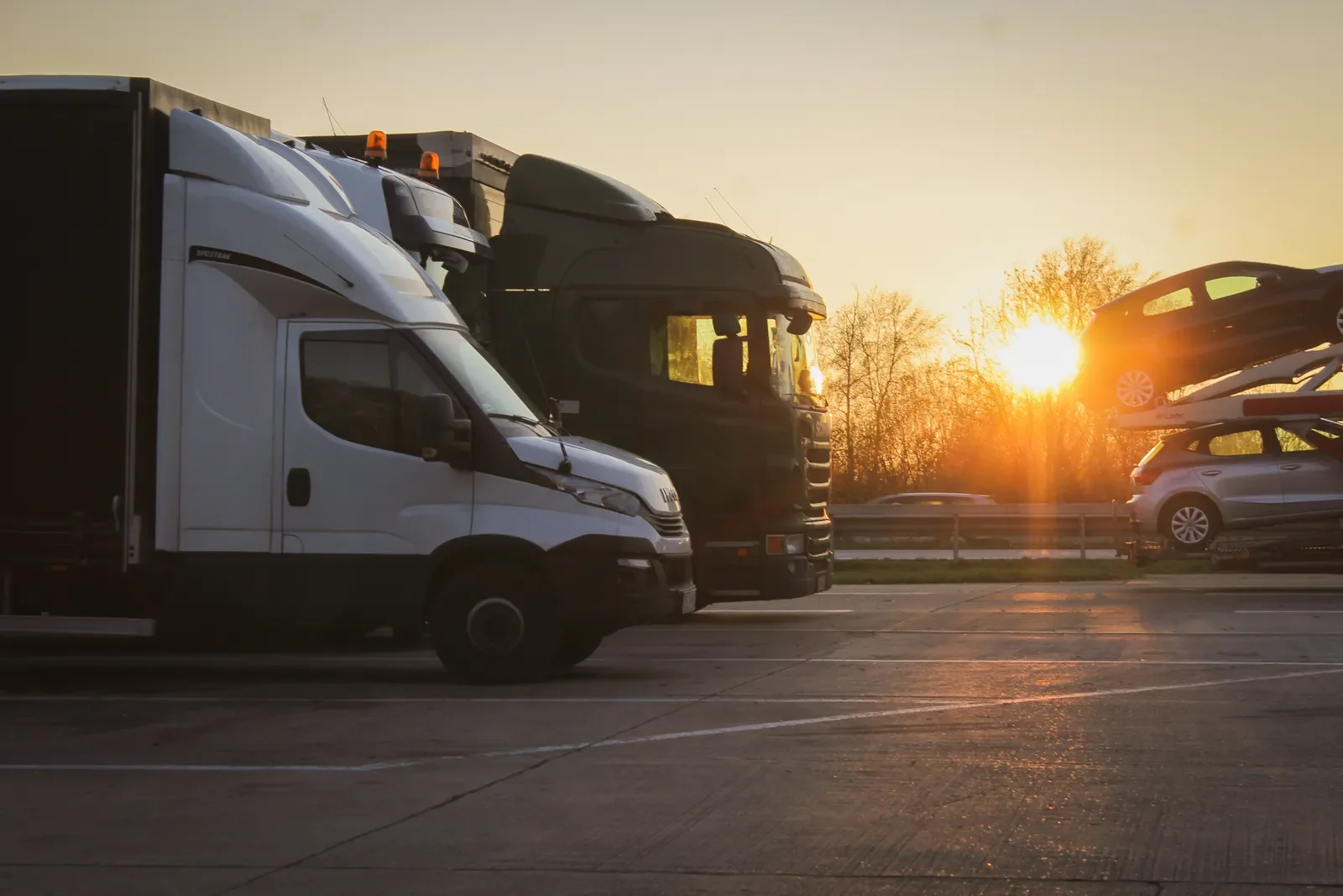 Autotransportor comercial european încărcat cu autoturisme pe traseu