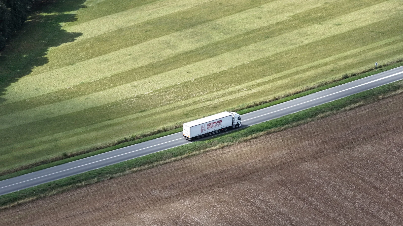 Camion european de mare tonaj pentru transport marfă pe autostradă