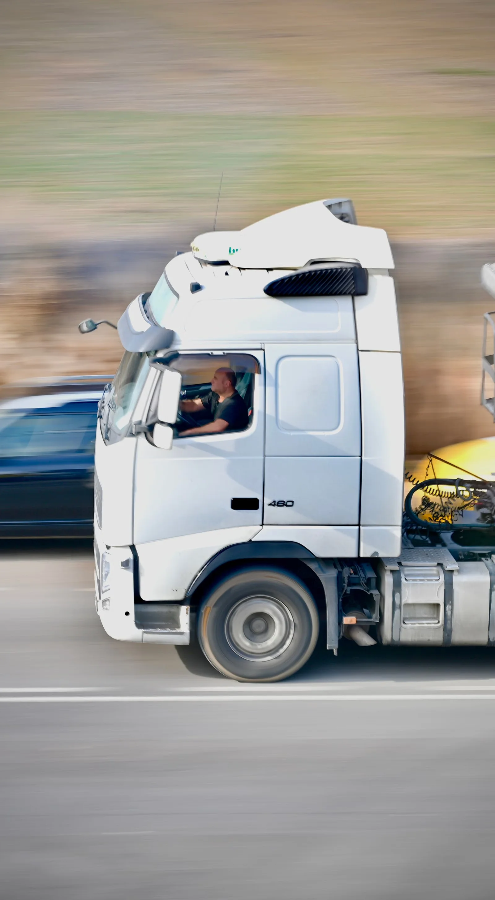 Camion european pe traseu internațional ilustrând diferența dintre CMR și CARGO