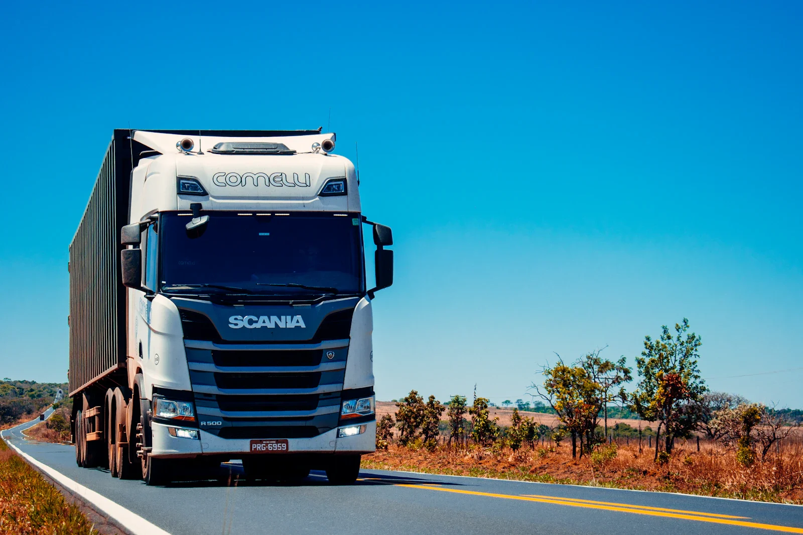 Camion frigorific european (reefer) în mișcare pe carosabil în Berlin, Germania