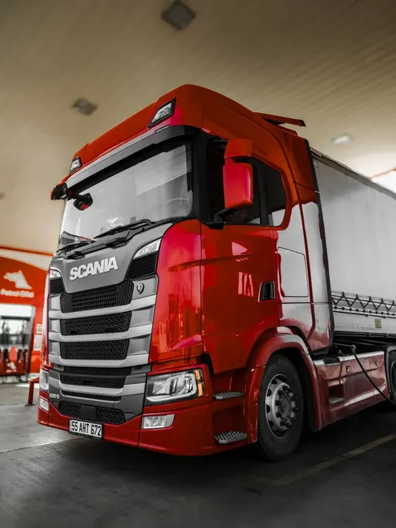 Camion comercial roșu parcat în siguranță în parcare specializată